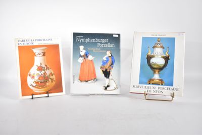 trois livres posés sur une surface blanche, avec un vase et un autre vase posé sur un socle