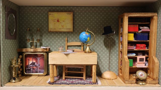 Diorama. Composition miniature, dans une vitrine en bois, vitre e...
