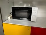 un micro-ondes posé sur un comptoir dans une cuisine