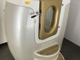 des toilettes blanches avec une porte dorée dans une salle de bains