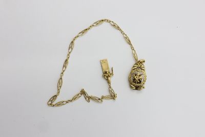 une image représentant un collier en or muni d'une chaîne