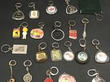 tout un tas de porte-clés posés sur une table