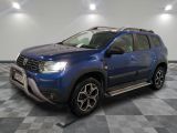 la dacia bleue est garée sur un carrelage à carreaux