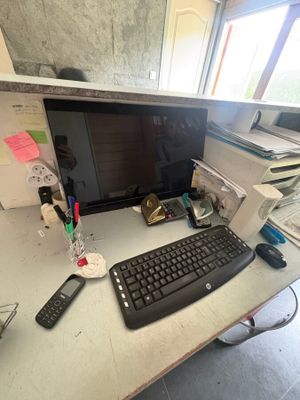 un bureau sur lequel se trouvent un clavier, une souris et un écran