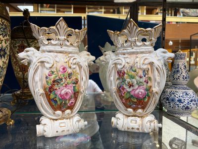 deux vases posés sur une table en verre