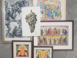 de nombreuses photos encadrées sur le mur d'une pièce