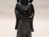 une image représentant une statue d'un homme tenant un oiseau dans la main