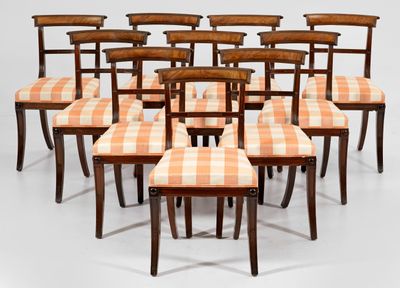 lot de huit chaises de salle à manger avec assises rembourrées à motif damier