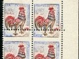 un gros plan sur quatre timbres représentant des coqs