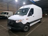une camionnette blanche garée dans un parking