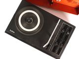 une boîte orange avec un tourne-disque noir et un étui orange