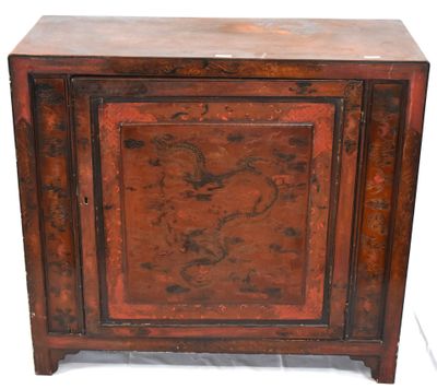 Asie Cabinet ménagère en bois laqué ouvrant en façade par un…