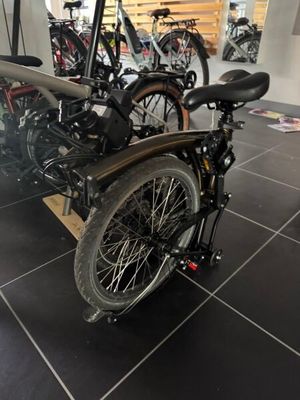 de nombreux vélos garés dans une pièce