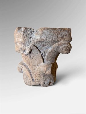 un gros plan d'un objet en pierre posé sur une surface blanche
