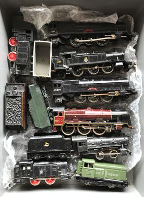 une boîte contenant tout un tas de petits trains