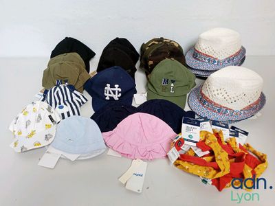 many hats that are sitting on a table