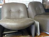 deux fauteuils inclinables posés sur une table