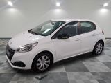 la photo d'une petite voiture blanche garée dans un garage
