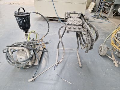 deux machines posées à même le sol dans le garage
