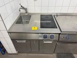 une cuisine avec un évier et une cuisinière