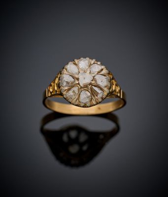 une bague en or avec un diamant blanc au centre