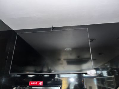 une photo d'une cuisine où un incendie fait rage au plafond