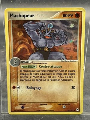Sur la carte, on voit un homme tenant une épée à la main.