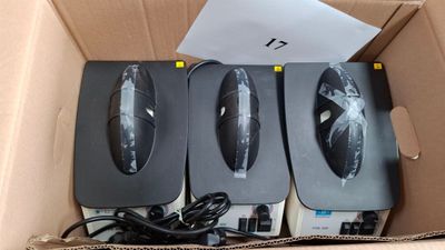 trois souris d'ordinateur dans une boîte en carton, avec leurs câbles