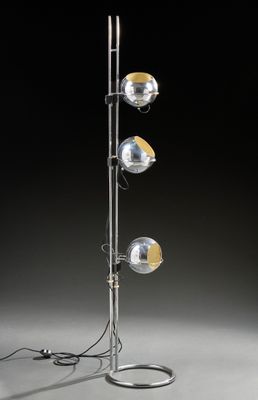 un lampadaire fixé à un poteau métallique et comportant trois lampes