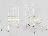 trois chaises en métal blanc placées les unes à côté des autres sur un sol blanc
