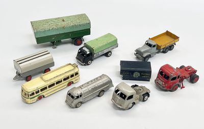 un grand nombre de petites voitures et de camions sur une surface blanche