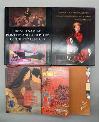 plusieurs livres sont empilés sur une table