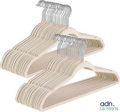 un lot de trois cintres en bois sur fond blanc