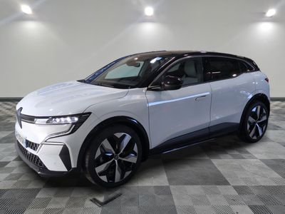 le SUV blanc est garé dans une pièce au sol en damier