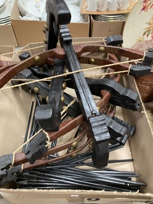 une caisse contenant tout un tas de vieilles armes