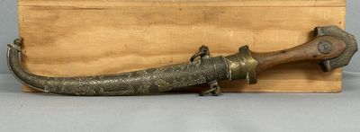 un très vieux couteau posé sur une boîte en bois