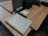 un bureau sur lequel se trouvent un écran, un clavier et une souris