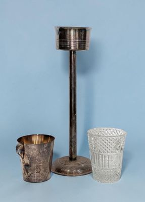 deux tasses et un bougeoir sur fond bleu