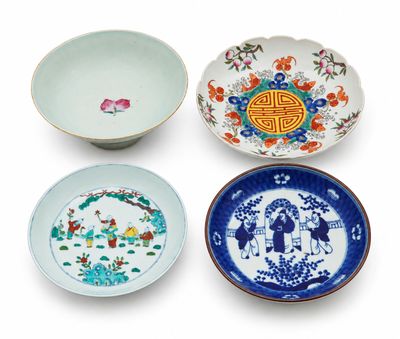 trois bols chinois et un bol décoré d'un motif