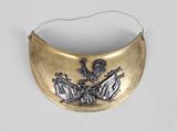 collier en métal doré et argenté orné d'un cheval et d'un cavalier