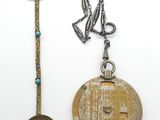 Trois types de bijoux différents sont présentés sur un fond blanc