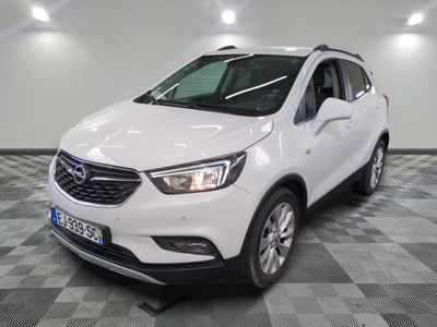 Le SUV Buick blanc est garé sur un sol à damier.
