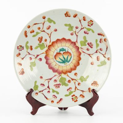 une image représentant une assiette blanche ornée d'un motif floral