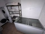 une photo d'une petite buanderie équipée d'un lave-linge et d'un sèche-linge