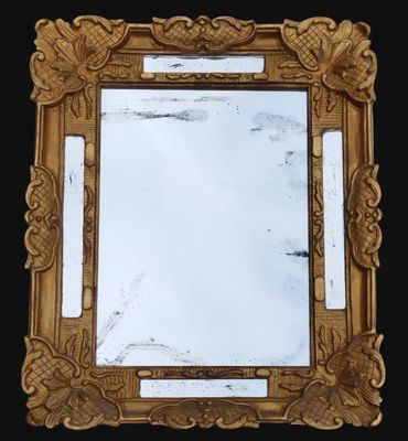 une image représentant un miroir à cadre doré sur fond noir