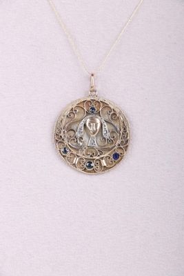 gros plan d'un collier sur un mannequin mannequin mannequin mannequin mannequin mannequin mannequin mannequin mannequin