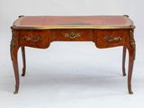 une image représentant un petit bureau en bois muni de deux tiroirs, surmonté d'un autre tiroir
