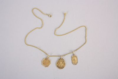 collier plaqué or avec quatre pièces sur une chaîne en or