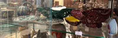 de nombreux vases en verre exposés dans une vitrine