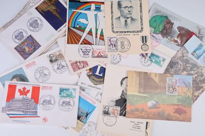 de nombreux types de timbres sur la table